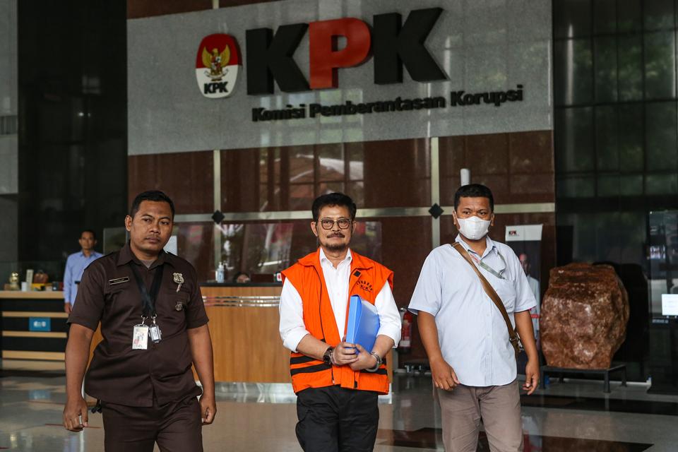 Tersangka kasus dugaan korupsi di Kementerian Pertanian Syahrul Yasin Limpo (tengah) berjalan menuju mobil tahanan usai menjalani pemeriksaan lanjutan di Gedung Merah Putih KPK, Jakarta, Kamis (23/11/2023). Mantan Menteri Pertanian itu menjalani pemeriksa