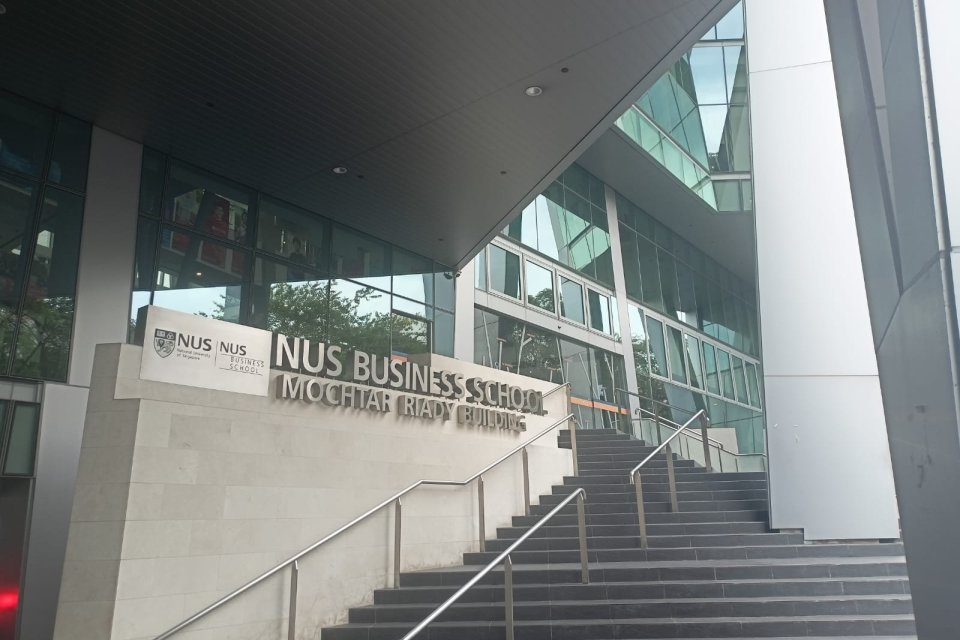 Sekolah Bisnis National University of Singapore (NUS Business School) di Singapura. 