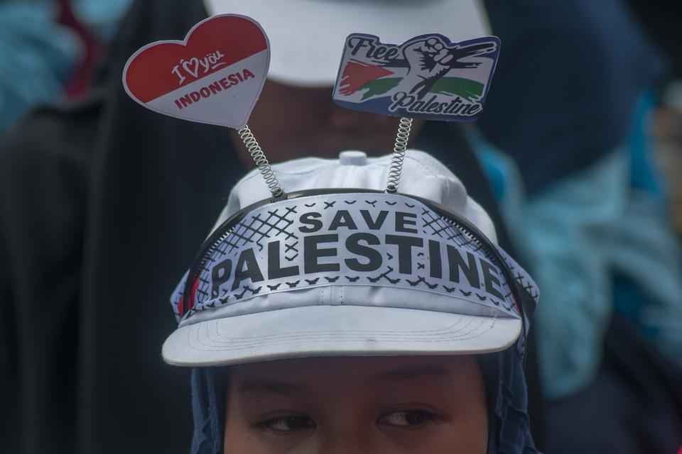 Seorang peserta mengikuti aksi damai untuk Palestina di Klaten, Jawa Tengah, Jumat (24/11/2023). Aksi damai dengan melakukan penggalangan dana dan mendoakan para korban konflik itu juga berharap adanya perdamaian antara Palestina dan Israel.