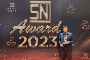 Direktur HCM & Strategy Telkom Akses Nizar menerima penghargaan SNI Award 2023 di Jakarta Convention Center, Kamis (16/11/2023).
