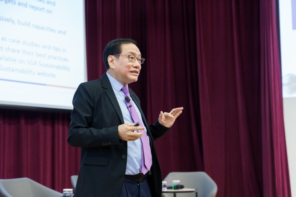 Direktur Centre for Governance and Sustainability National University of Singapore, Prof. Lawrence Loh memaparkan penelitiannya terkait laporan keberlanjutan emiten Bursa Efek Singapura. 