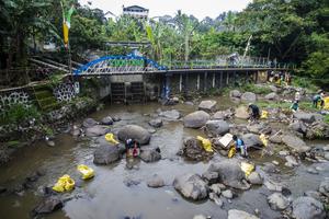Aksi bersihkan aliran Sungai Cikapundung dari sampah plastik