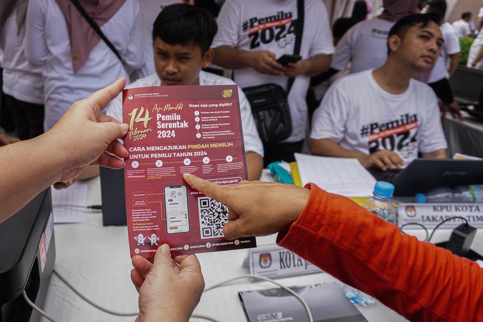 Petugas KPU DKI Jakarta melayani warga yang mengajukan pindah lokasi memilih dalam Pemilu 2024 saat Hari Bebas Kendaraan Bermotor (HBKB) di kawasan Bundaran HI, Jakarta, Minggu (26/11/2023). Layanan tersebut menyasar pemilih yang terkendala tidak bisa men