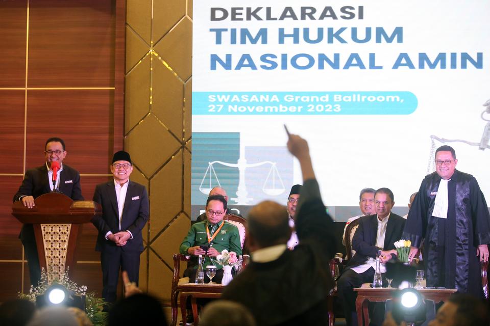Calon Presiden dan Wakil Presiden nomer urut 1 Anies Baswedan (kiri) dan Muhaimin Iskandar (kedua kiri) menyampaikan pidato politiknya saat Deklarasi Tim Hukum Nasional AMIN di Jakarta, Senin (27/11/2023). 