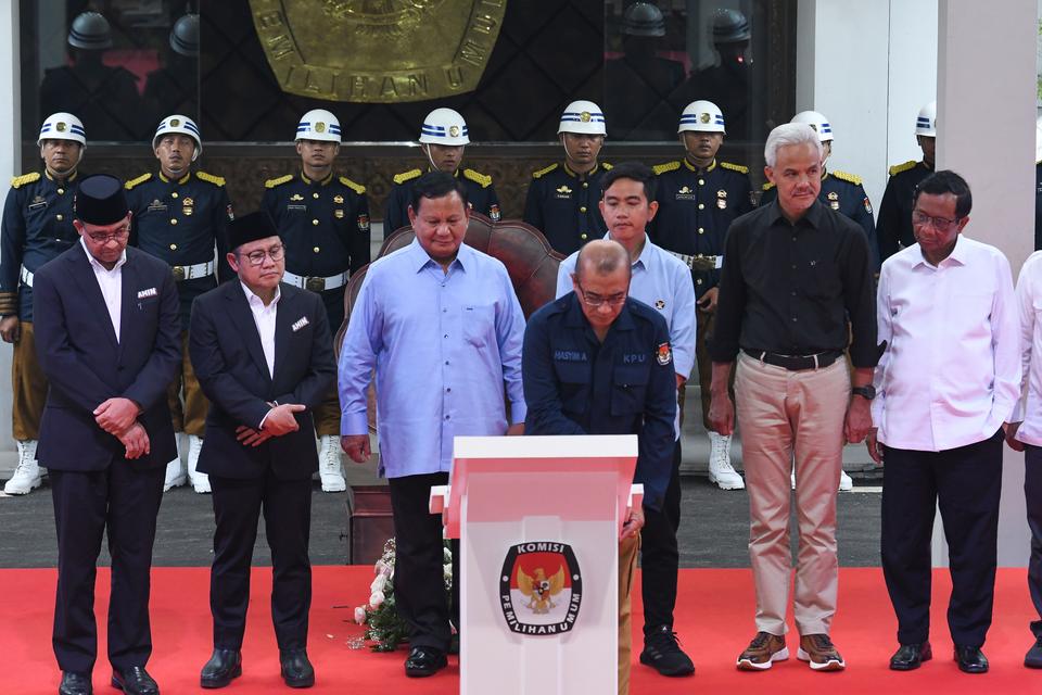 Ketua KPU Hasyim Asy'ari (tengah) beserta ketiga pasangan calon presiden dan calon wakil presiden menandatangani naskah Deklarasi Kampanye Pemilu Damai 2024 di kompleks Kantor KPU, Jakarta, Senin (27/11/2023). 