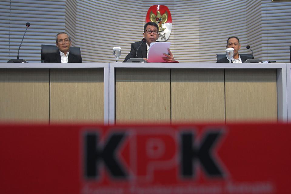 Ketua Komisi Pemberantasan Korupsi sementara Nawawi Pomolango (tengah) didampingi Komisoner Nurul Gufron (kanan) dan Alexander Marwata (kiri) menjawab pertanyaan wartawan dalam konferensi pers perdana di Gedung Merah Putih KPK, Jakarta, Senin (27/11/202