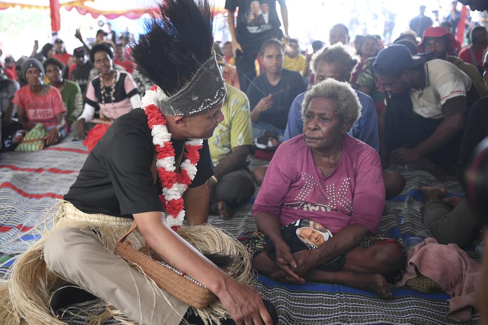 Calon presiden nomor urut tiga Ganjar Pranowo (kiri) berbincang dengan warga saat melakukan kampanye perdana di Distrik Semangga, Merauke, Papua Selatan, Selasa (28/11/2023). Dalam tatap muka itu, Ganjar Pranowo menemui warga dusun Waninggap Nango, Matara