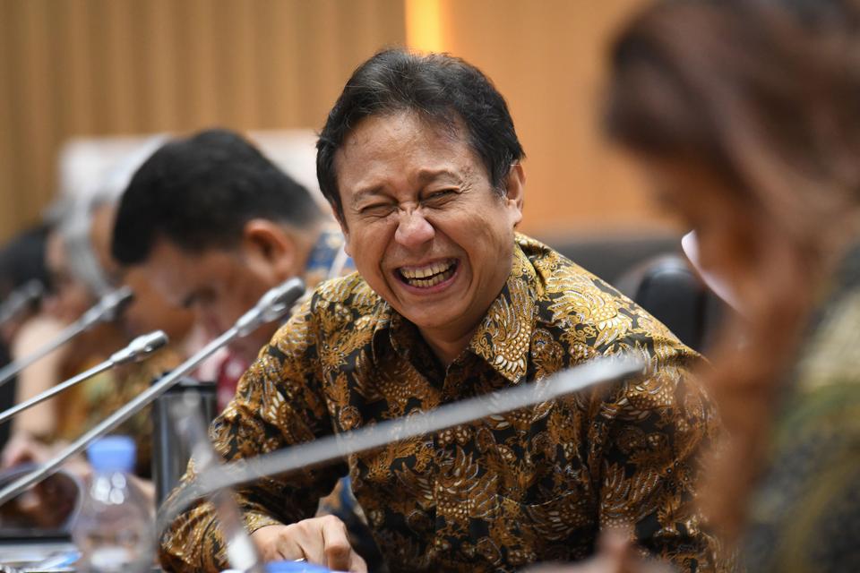 Menteri Kesehatan Budi Gunadi Sadikin tertawa saat berbicara dengan stafnya sebelum melakukan rapat kerja bersama Komisi IX DPR dan sejumlah pakar di kompleks Parlemen, Jakarta, Selasa (28/11/2023).