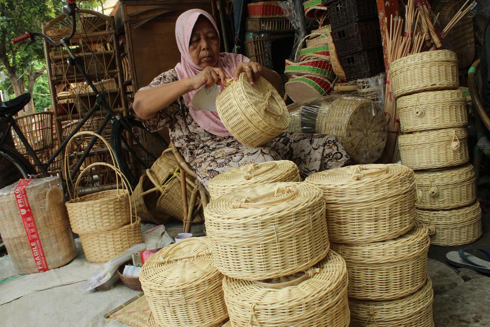 Seorang pekerja mengamplas kerajinan rotan yang akan dijual di Sentra Rotan Grogol, Jakarta Timur, Selasa (28/11/2023). Pemerintah tetap mengenakan tarif pajak usaha mikro kecil menengah atau UMKM sebesar 0,5 persen pada 2024 dengan omset dibawah Rp4,8 mi