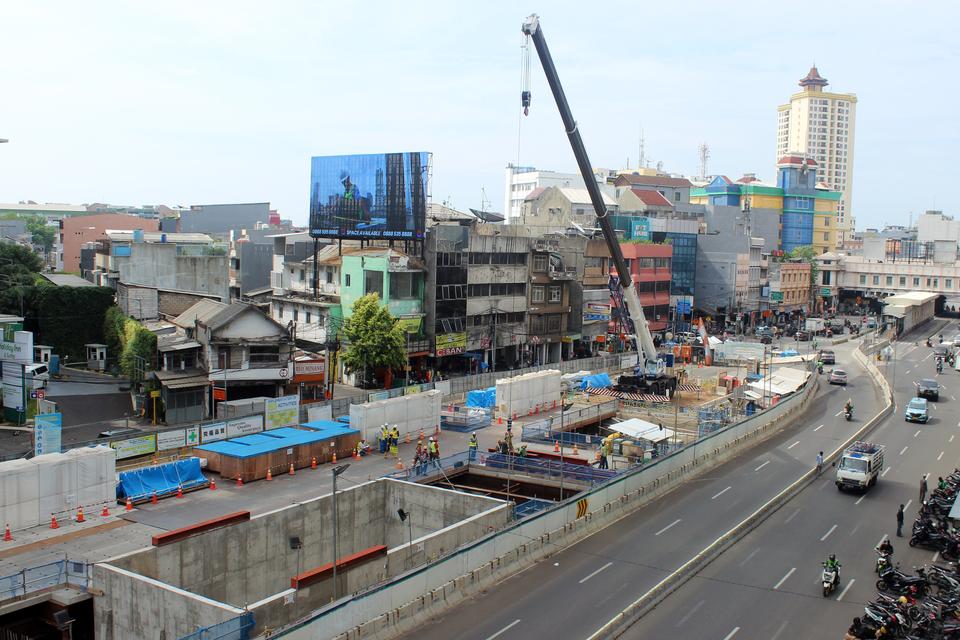 Kendaraan melintasi proyek MRT Fase 2 di kawasan Glodok, Jakarta, Selasa (28/11/2023). PT MRT Jakarta menyatakan proses pekerjaan pembangunan MRT Fase 2A CP 203 (Stasiun Glodok-Kota) sudah mencapai 41,47 persen.