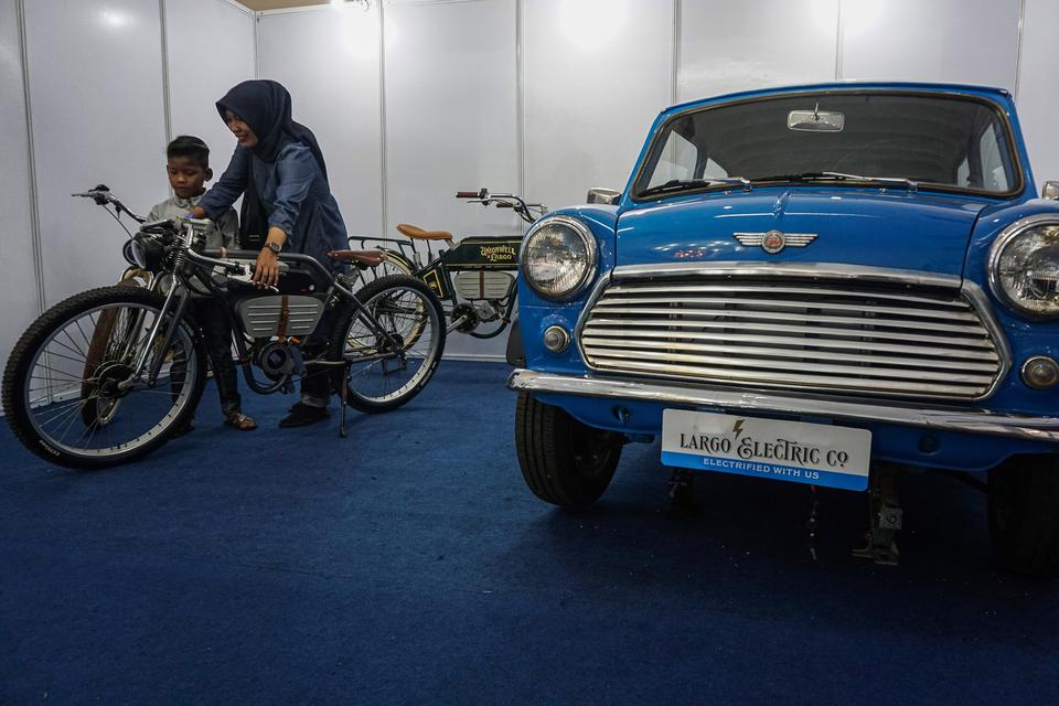 Dua pengunjung mengamati sepeda motor listrik yang dipamerkan pada Inabuyer EV Expo 2023 di Smesco Exhibition Hall, Pancoran, Jakarta, Rabu (29/11/2023). Pameran yang diikuti 33 merek tersebut bertujuan untuk mengupayakan percepatan subsidi bahan bakar da