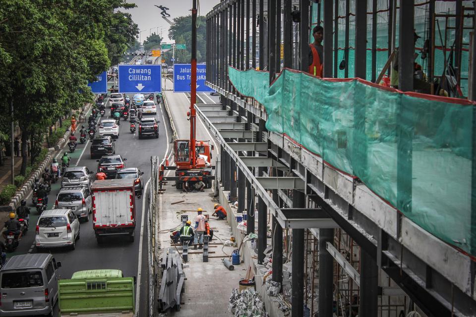 Sejumlah pekerja menyelesaikan revitalisasi halte Transjakarta Pancoran Barat di Jalan Gatot Subroto, Jakarta, Rabu (29/11/2023). Kementerian PPN/Bappenas menargetkan enam pembangunan infrastruktur transportasi 2024, diantaranya pengembangan sistem angkut