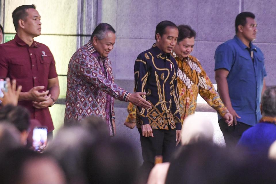 Presiden Joko Widodo (tengah) berjalan bersama Gubernur Bank Indonesia Perry Warjiyo (kedua kiri) dan Menko Perekonomian Airlangga Hartarto (kedua kanan) menghadiri Pertemuan Tahunan Bank Indonesia (PTBI) 2023 di kantor BI, Jakarta, Rabu (29/11/2023). PTB
