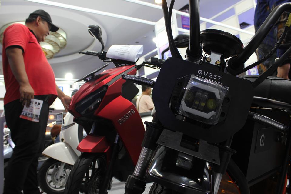 Seorang pengunjung mengamati sepeda motor listrik pada Inabuyer EV Expo 2023 di Gedung Smesco, Jakarta, Rabu (29/11/2023). Dalam pameran yang berlangsung pada 28-30 November tersebut pengunjung bisa mendapatkan langsung subsidi Rp7 juta dari pemerintah ya