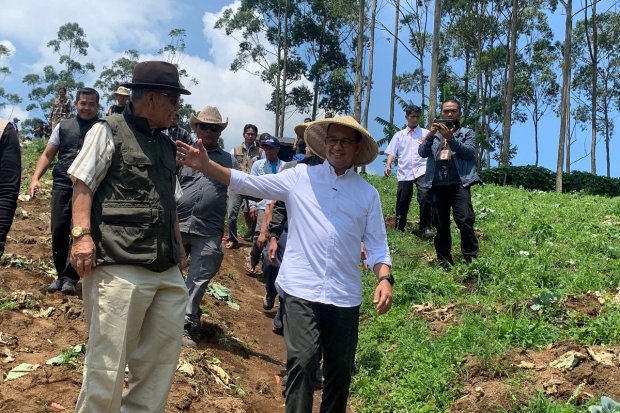Anies Baswedan saat kunjungan ke Pangalengan, Kabupaten Bandung, Jawa Barat, Rabu (29/11). Foto: Amelia Yesidora.