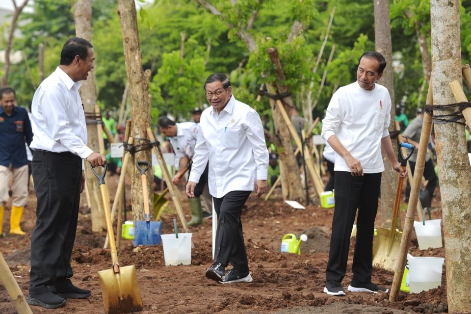 Menteri Lingkungan Hidup dan Kehutanan Ad Interim, Amran Sulaiman, dan Presiden Joko widodo menanam pohon di Hutan JIEP Kawasan Industri Pulo Gadung, Jakarta Timur, Rabu (29/11). 
