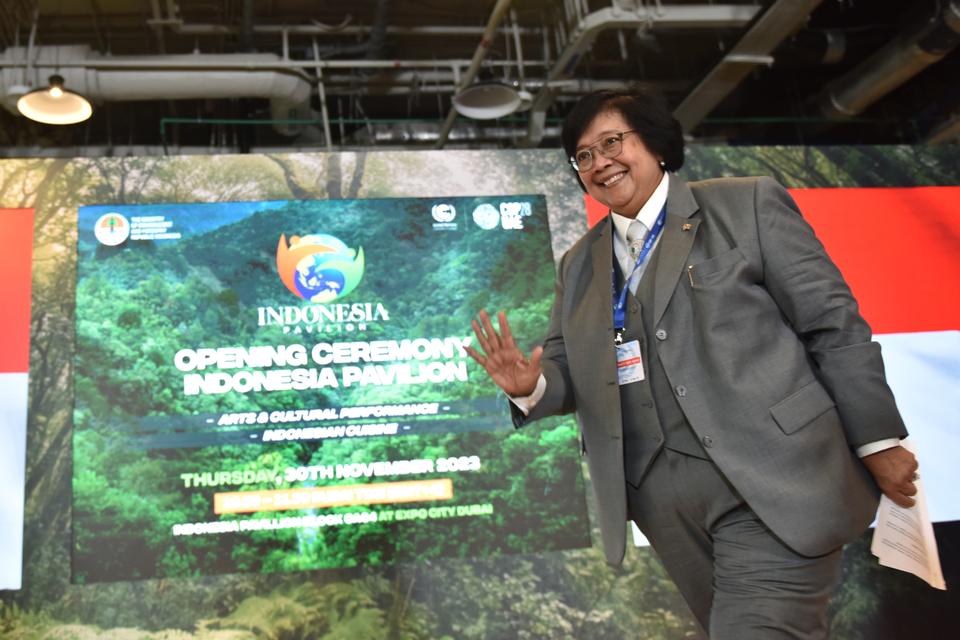 Menteri Lingkungan Hidup dan Kehutanan Siti Nurbaya berjalan usai memberikan sambutan saat pembukaaan Paviliun Indonesia pada konferensi perubahan iklim COP28 United Nations Framework Convention on Climate Change (UNFCCC) di Dubai, Uni Emirat Arab, Kamis 