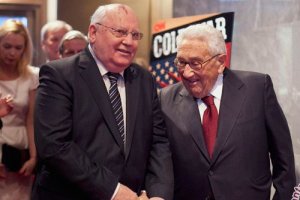 Henry Kissinger (kanan) saat bertemu mantan Presiden Uni Soviet Mikhail Gorbachev di New York pada 29 April 2013. Foto: Antara.