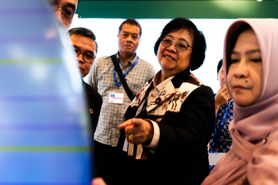 Menteri Kehutanan dan Lingkungan Hidup Siti Nurbaya Bakar saat meninjau Paviliun Indonesia di COP28, Dubai, Uni Emirat Arab.