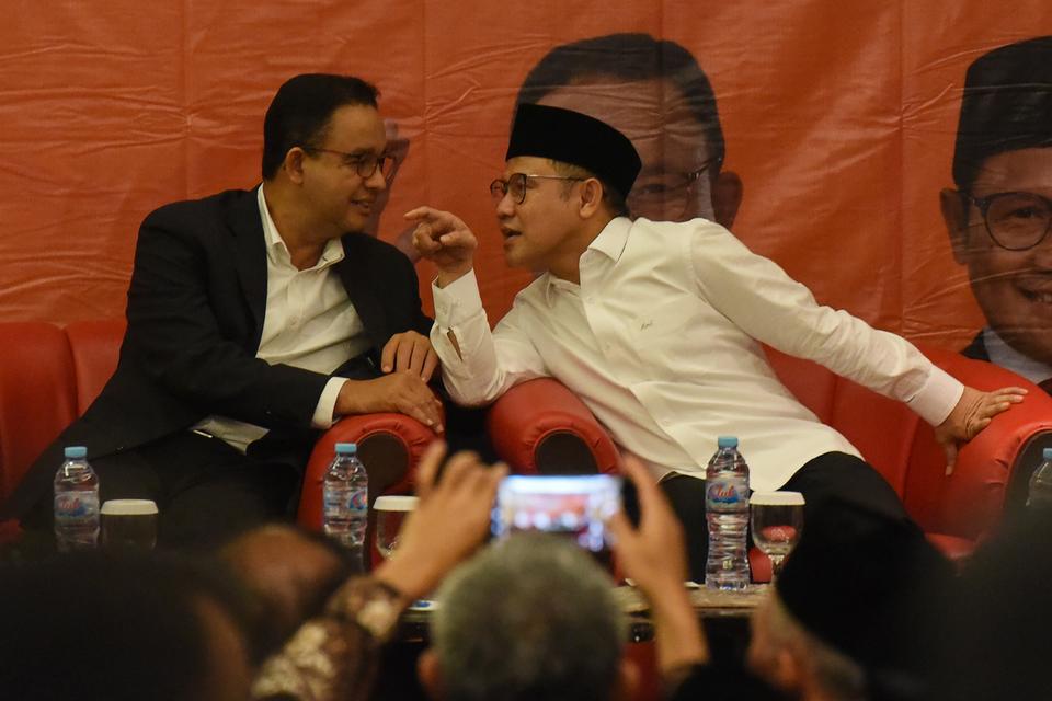 Pasangan calon presiden dan wakil presiden nomor urut satu Anies Baswedan (kiri) dan Muhaimin Iskandar (kanan) berbincang saat menghadiri silaturahim nasional relawan Garda Matahari di Jakarta, Jumat (1/12/2023). Pertemuan membahas konsolidasi barisan Gar