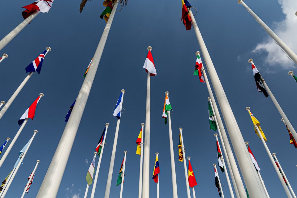 Bendera Indonesia di antara bendera negara-negara peserta KTT Iklim COP28 di Dubai, Uni Emirat Arab.