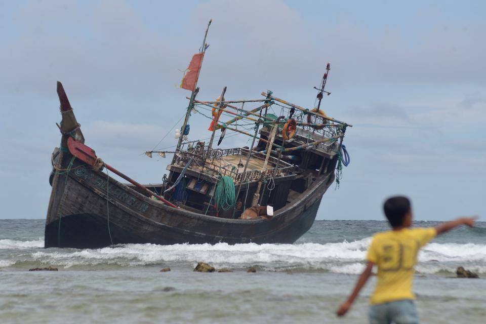 Seorang anak bermain di lokasi kapal mengangkut imigran etnis Rohingya yang mendarat di pantai desa Ie Meule, kecamatan Suka Jaya, Pulau Sabang, Aceh, Sabtu (2/12/2023). Sebanyak 139 imigran etnis Rohingya terdiri dari laki laki, perempuan dewasa dan 