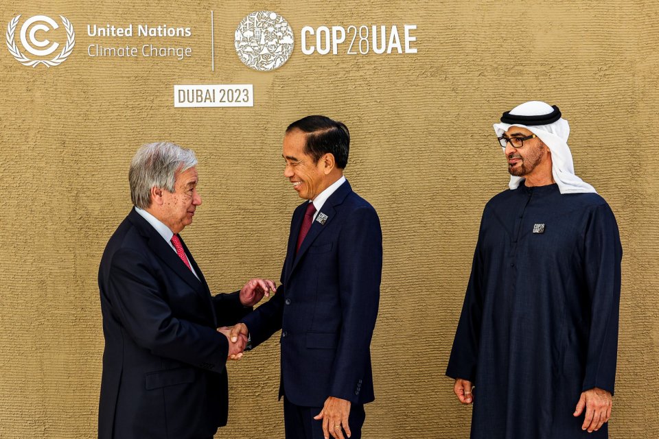 Presiden Joko Widodo (Jokowi) berjabat tangan dengan Sekretaris Jenderal PBB Antonio Guterres disaksikan oleh Presiden COP28 Sultan Ahmed Al-Jaber, di sela-sela KTT Iklim PBB COP28 di Dubai, pada Jumat (1/12). 