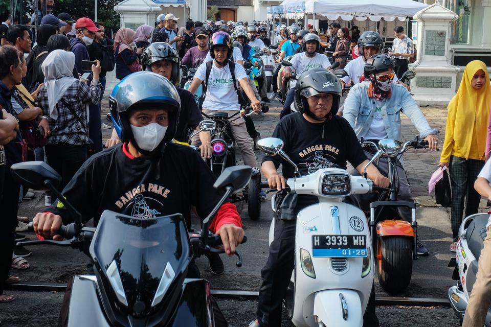 Peserta mengikuti konvoi motor listrik saat aksi Bangga Pakai Motor Listrik di Jalan Slamet Riyadi Solo, Jawa Tengah, Minggu (3/12/2023).