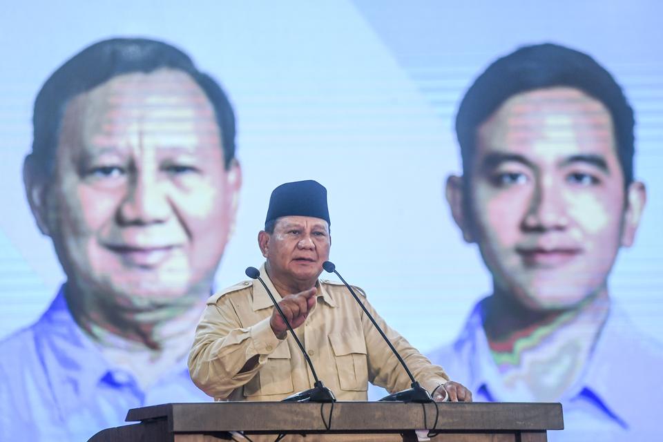 Calon presiden nomor urut 2 Prabowo Subianto memberikan orasi politik saat menghadiri kegiatan doa bersama 2000 kiai se-Banten di Aula Mulyadi Jayabaya, Jalan Rangkasbitung-Pandeglang, Kabupaten Lebak, Banten, Minggu (3/12/2023). Sebanyak 2.000 ulama Bant