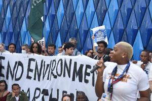 Unjuk rasa aktivis lingkungan di COP28 Dubai