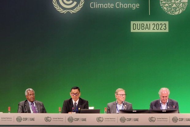 Direktur Utama PLN Darmawan Prasodjo yang juga sebagai panelis dalam acara tersebut menjelaskan, perubahan iklim adalah persoalan global, karena 1 ton emisi CO2 di Dubai akan menimbulkan dampak kerusakan yang sama dengan 1 ton emisi CO2 di Jakarta. Maka, 