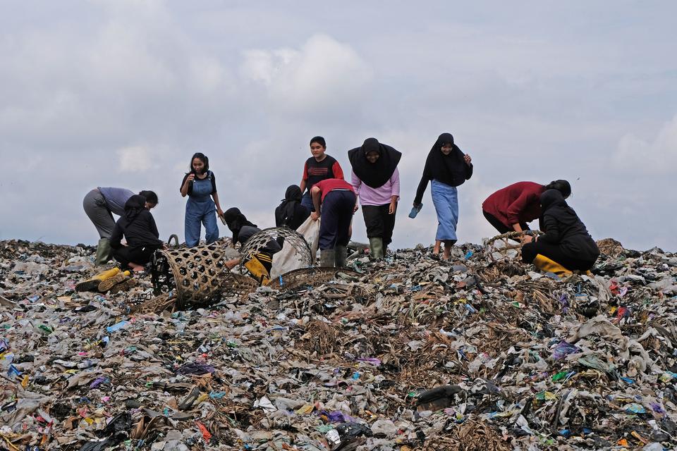 Sejumlah pelajar SMK Bhumi Phala melaksanakan Projek Penguatan Profil Pelajar Pancasila (P5) di Tempat Pemrosesan Akhir (TPA) Sanggrahan, Kranggan, Temanggung, Jateng, Senin (4/12/2023). 