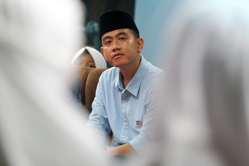 Calon wakil presiden nomor urut 2 Gibran Rakabuming Raka (tengah) mendengarkan pertanyaan santri saat mengunjungi Pondok Pesantren Asshidiqiyah Tangerang, Banten, Senin (4/12/2023). 