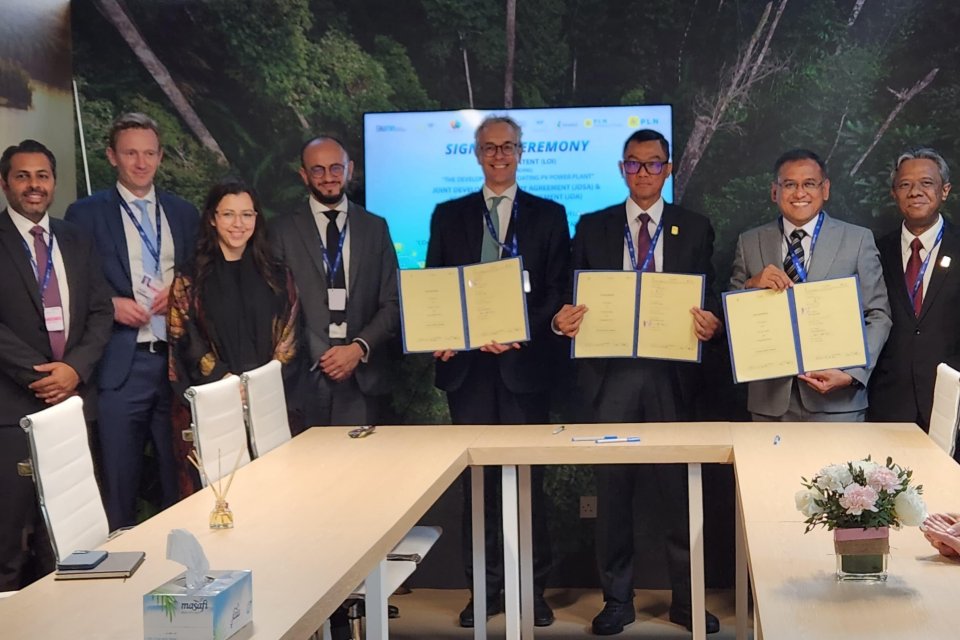 Direktur Utama PLN Darmawan Prasodjo (empat dari kanan) bersama CEO ACWA Power Marco Arcelli (tengah) dan Direktur Utama Pupuk Indonesia Rahmat Pribadi (tiga dari kanan) menunjukkan Joint Development Agreement (JDA) terkait Green Hydrogen dan Green Ammoni