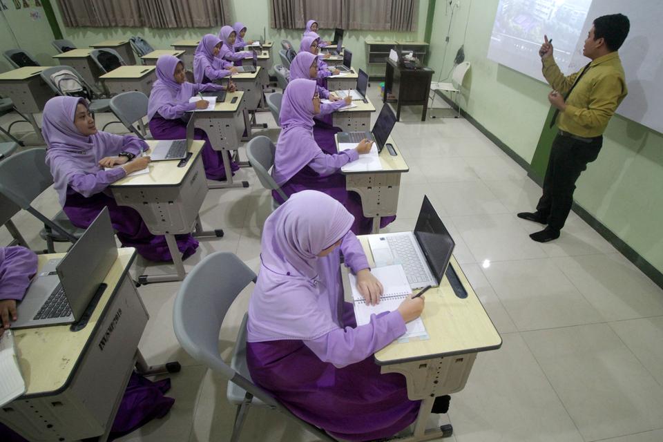 Ilustrasi kegiatan belajar di SMP Pondok Pesantren Progresif Bumi Shalawat, Tulangan, Sidoarjo, Jawa Timur.