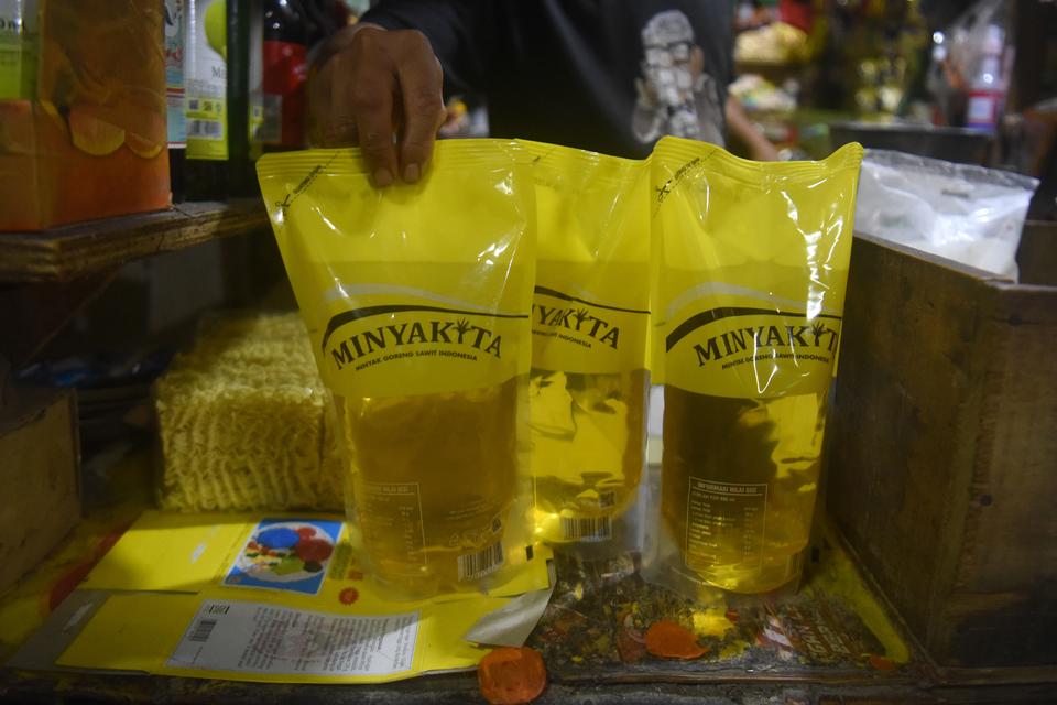 Pedagang menunjukan minyak goreng rakyat MinyaKita yang mulai langka dipasaran di Pasar Mampang, Jakarta, Rabu (6/12/2023). 