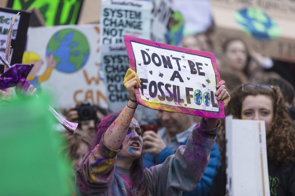 Ilustrasi unjuk rasa menentang energi fosil.