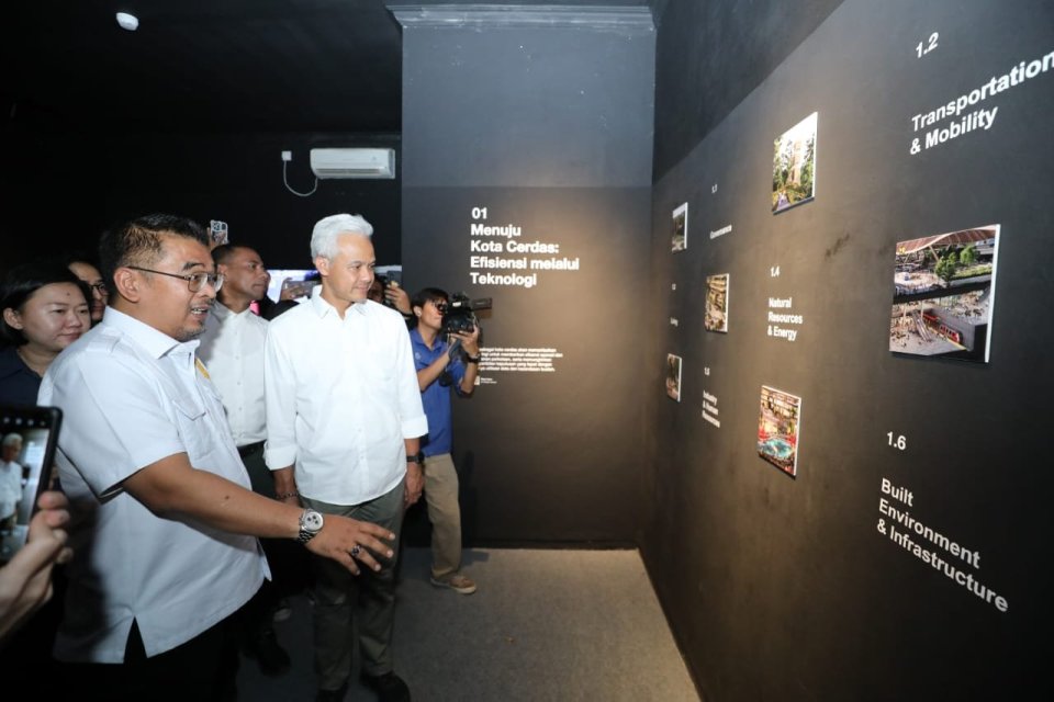 Calon presiden nomor urut 3 Ganjar Pranowo mengunjungi IKN di Kalimantan Timur, Kamis (7/12). Foto: TPN Ganjar
