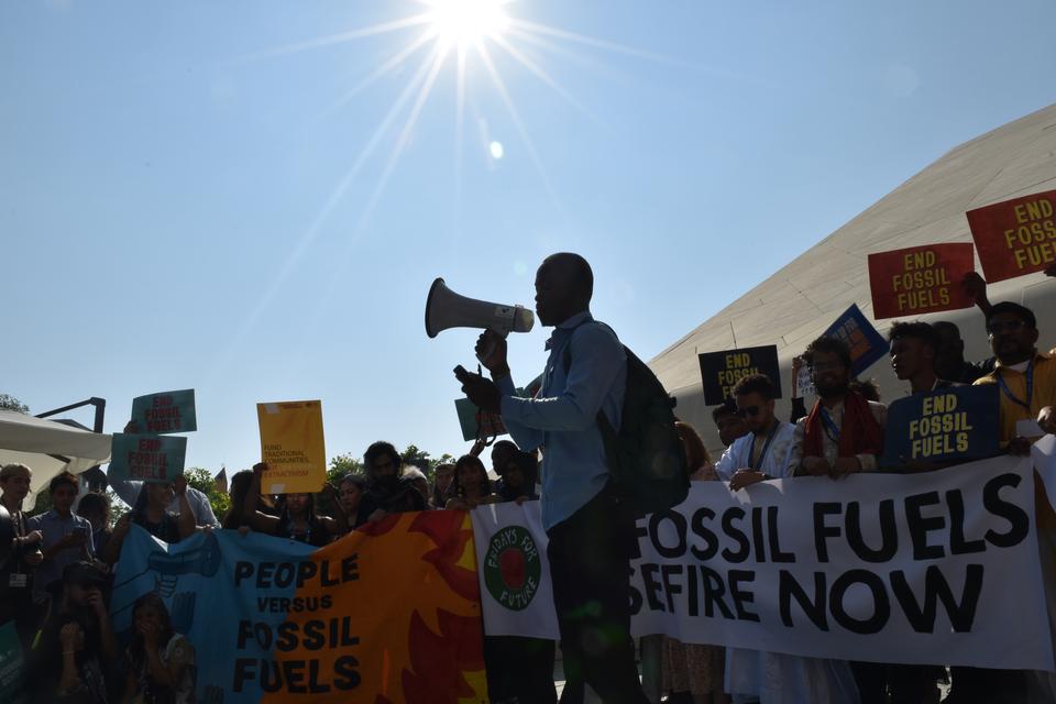Aktivis lingkungan dari berbagai negara melakukan unjuk rasa saat berlangsungnya konferensi perubahan iklim COP28 UNFCCC di Dubai, Uni Emirat Arab, Jumat (8/12/2023). Mereka menuntut diakhirinya penggunaan bahan bakar fosil karena telah menjadi penyebab u