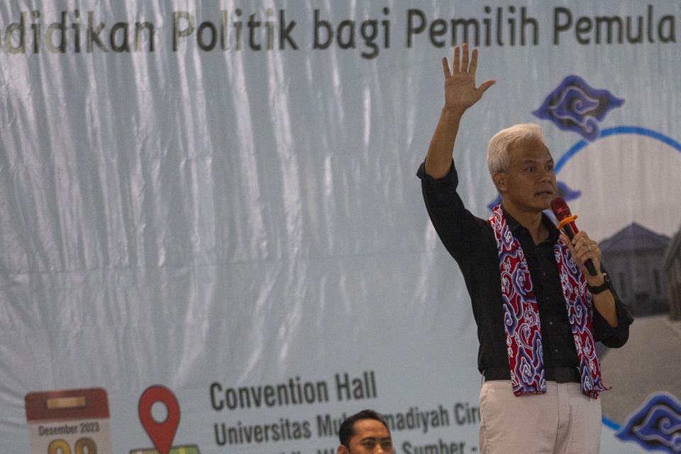 Calon presiden nomor urut 3 Ganjar Pranowo memberikan kuliah umum saat mengunjungi kampus Unuversitas Muhamadiyah Cirebon, Jawa Barat, Jumat (8/12/2023). Dalam Kuliahnya Ganjar Pranowo memberikan pendidikan politik bagi pemilih pemula.