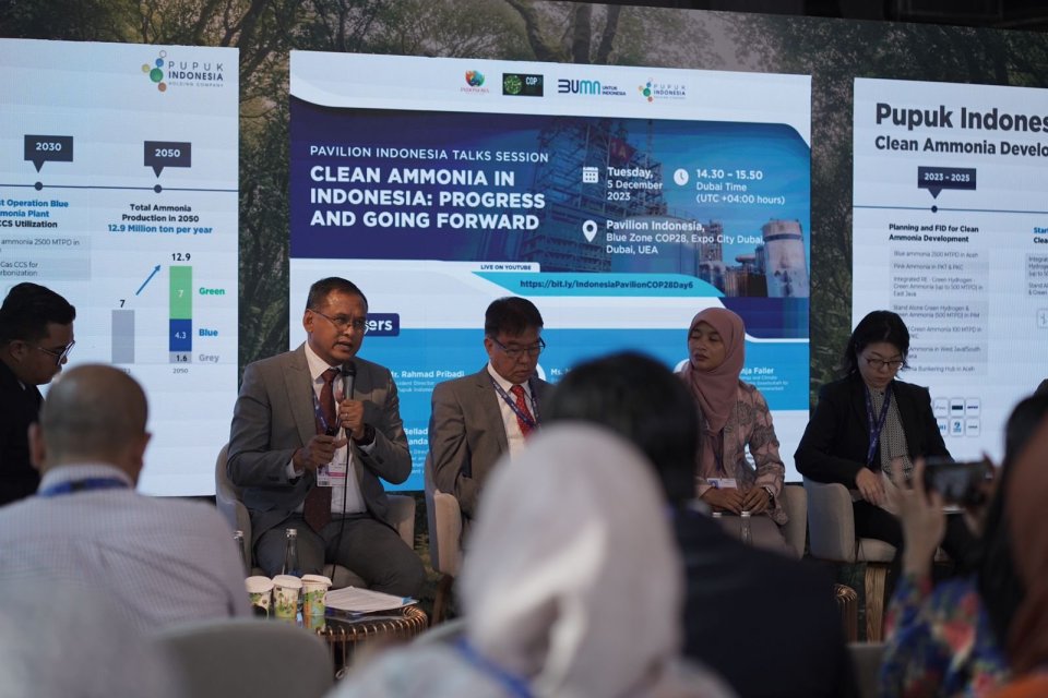 Direktur Utama PT Pupuk Indonesia (Persero), Rahmad Pribadi, menjadi pembicara dalam sesi diskusi dengan tema Clean Ammonia di Pavilion Indonesia, Dubai, Selasa (05/12/2023). 