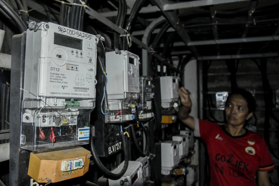 Warga mengecek meteran listrik di ruang sistem kelistrikan rumah susun kawasan Bendungan Hilir, Jakarta, Sabtu (9/12/2023). Kementerian Energi Sumber Daya Mineral (ESDM) menetapkan tarif listrik golongan pelanggan non-subsidi kuartal IV/ Desember 2023 tid