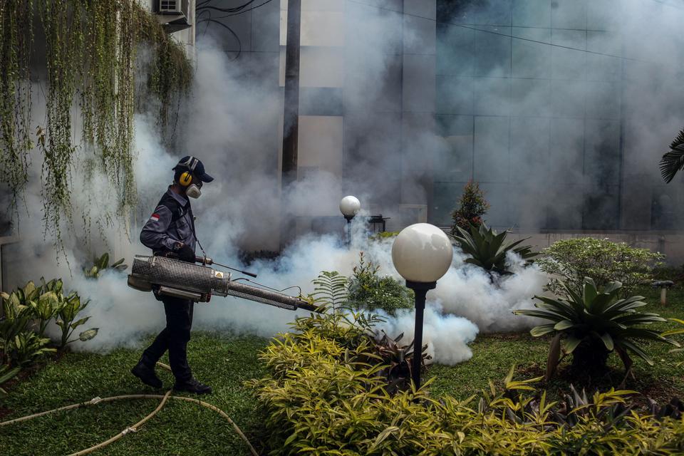 Petugas melakukan fogging atau pengasapan di Cibinong, Kabupaten Bogor, Jawa Barat, Sabtu (9/12/2023). Kementerian Kesehatan (Kemenkes) menyebut bahwa perubahan iklim berdampak terhadap peningkatan kasus demam berdarah dengue (DBD) dimana, pada Januari hi