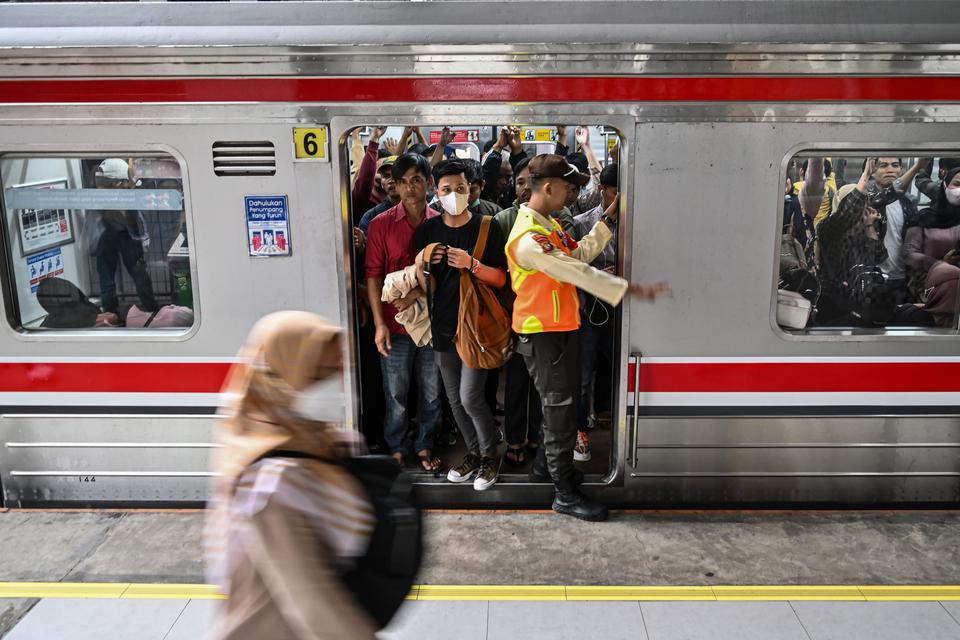 Ilustrasi. KAI Commuter mencatat terjadi lonjakan penumpang yang menggunakan layanan kereta komuter (KRL) di Stasiun Ancol pada Sabtu (10/2/2024). 