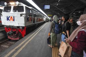 Penjualan tiket kereta api Daop 8 Surabaya