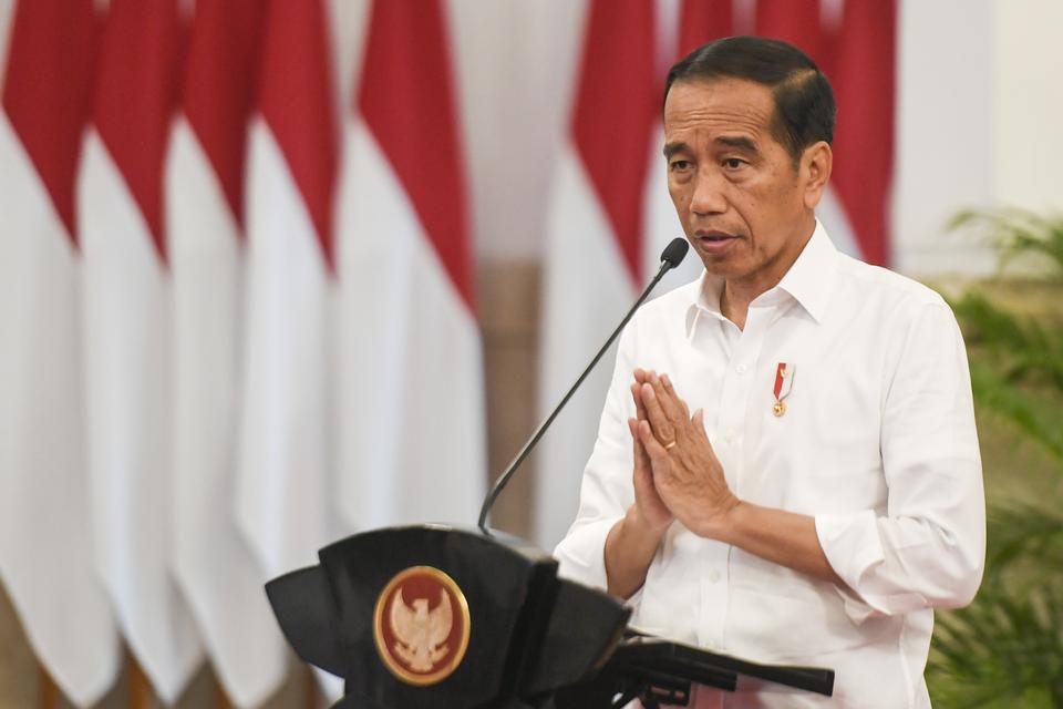 Presiden Joko Widodo memberikan pengantar saat sidang kabinet paripurna di Istana Negara, Jakarta, Senin (11/12/2023).