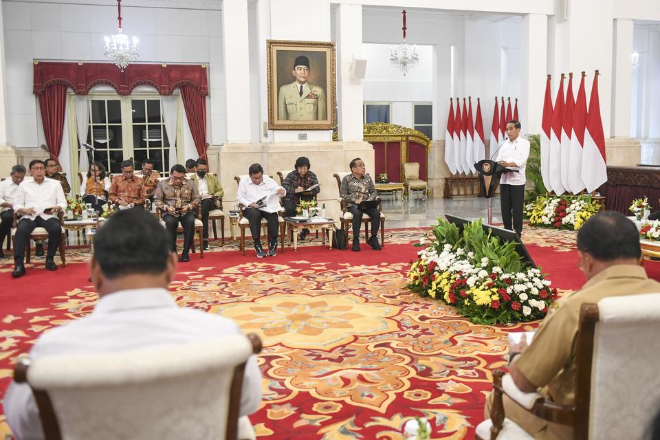 Presiden Joko Widodo memberikan pengantar saat sidang kabinet paripurna di Istana Negara, Jakarta, Senin (11/12/2023). 