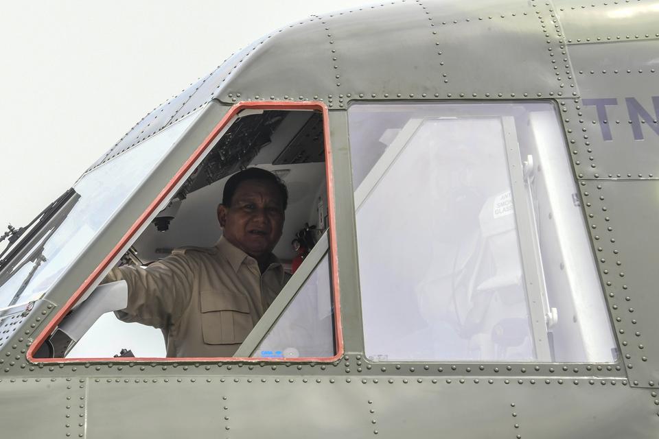Menteri Pertahanan Prabowo Subianto memeriksa pesawat saat serah terima pesawat terbang NC-212i untuk TNI AU di Lanud Halim Perdanakusuma, Jakarta, Selasa (12/12/2023). 