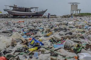 Target pengurangan sampah plastik di laut