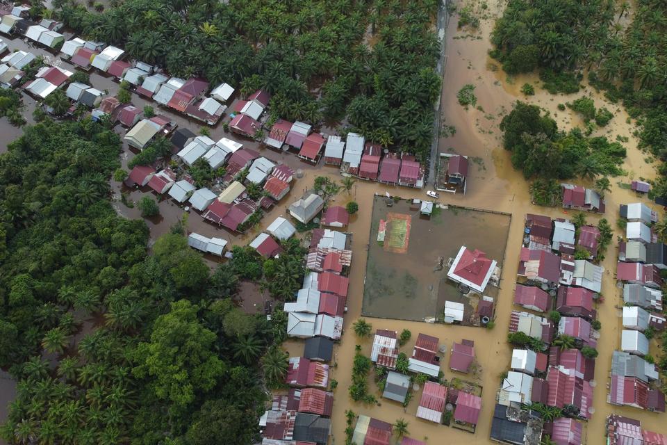 Foto udara pemukiman penduduk yang terendam banjir di Desa Pasi Masjid, Meureubo, Aceh Barat, Aceh, Selasa (12/12/2023). 